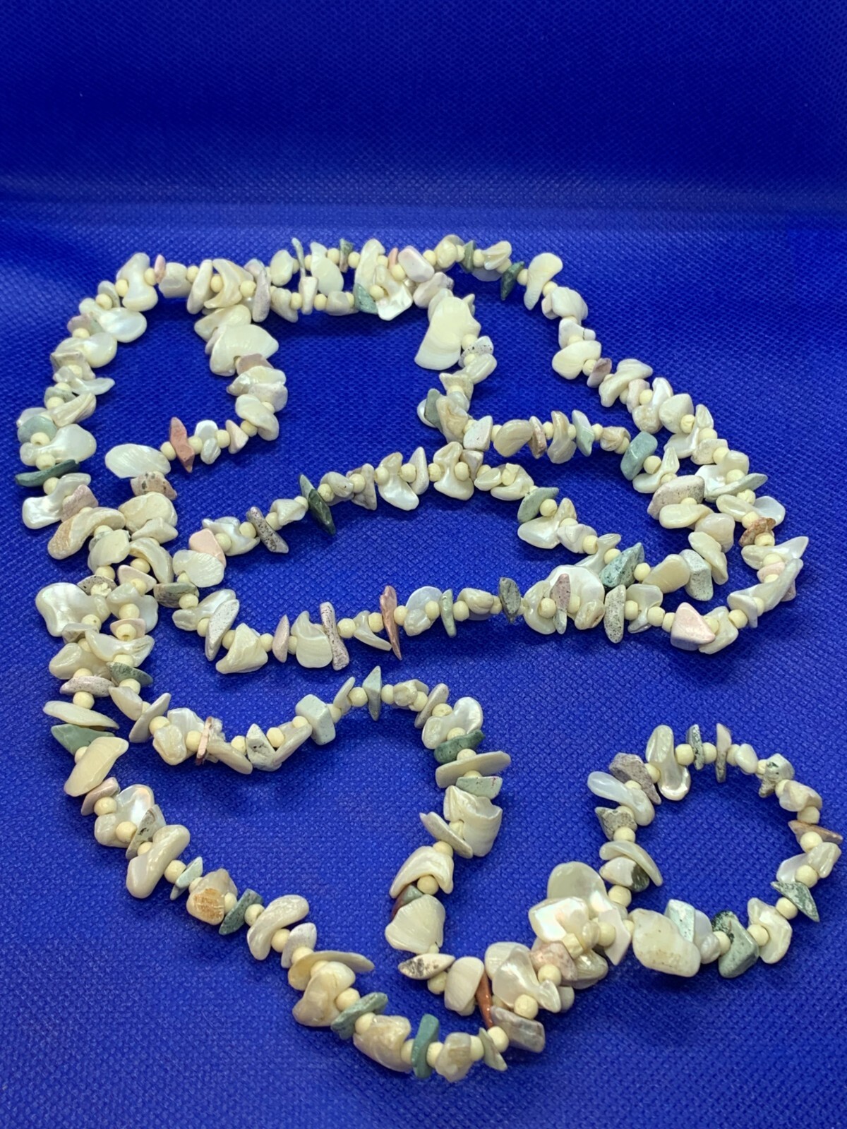 Vintage Women’s Mother-Of-Pearl Beaded Rock and Shell Strand Necklace