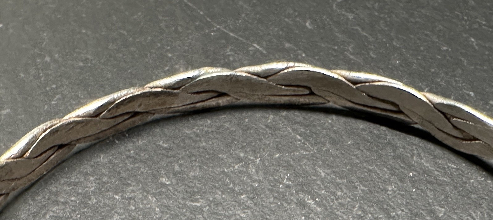 VINTAGE SILVER TONE TWIST BANGLE BRACELET H372