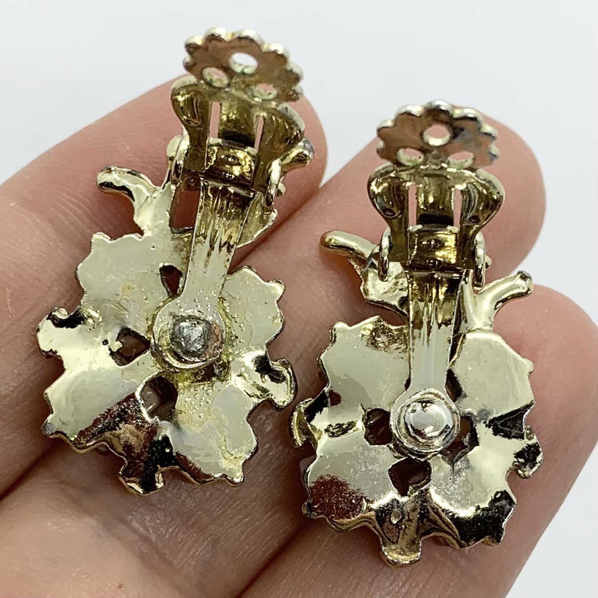 VTG 50s THERMOSET PLASTIC FLOWER PEACH BROWN GOLD EARRINGS CLIP-ON 1”