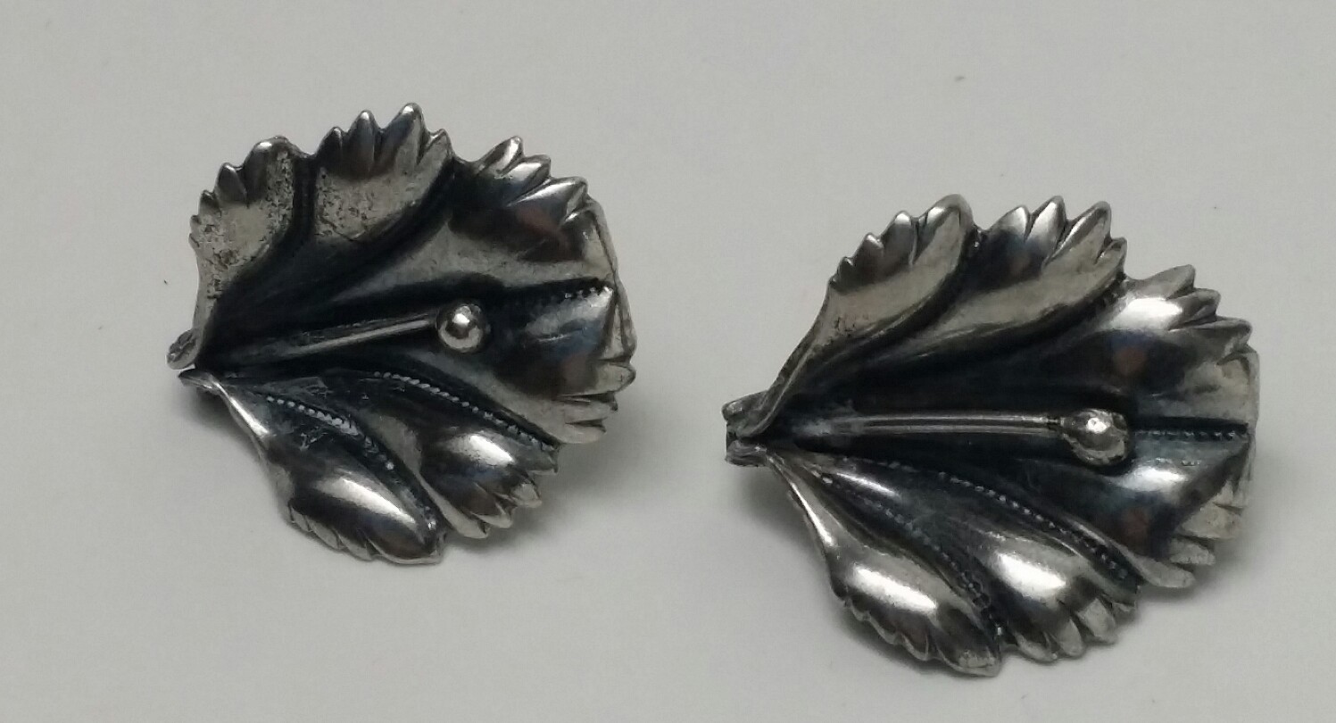 VINTAGE SILVER FLOWER SCREW BACK EARRING UNKNOWN METAL 1.25″ X 1″