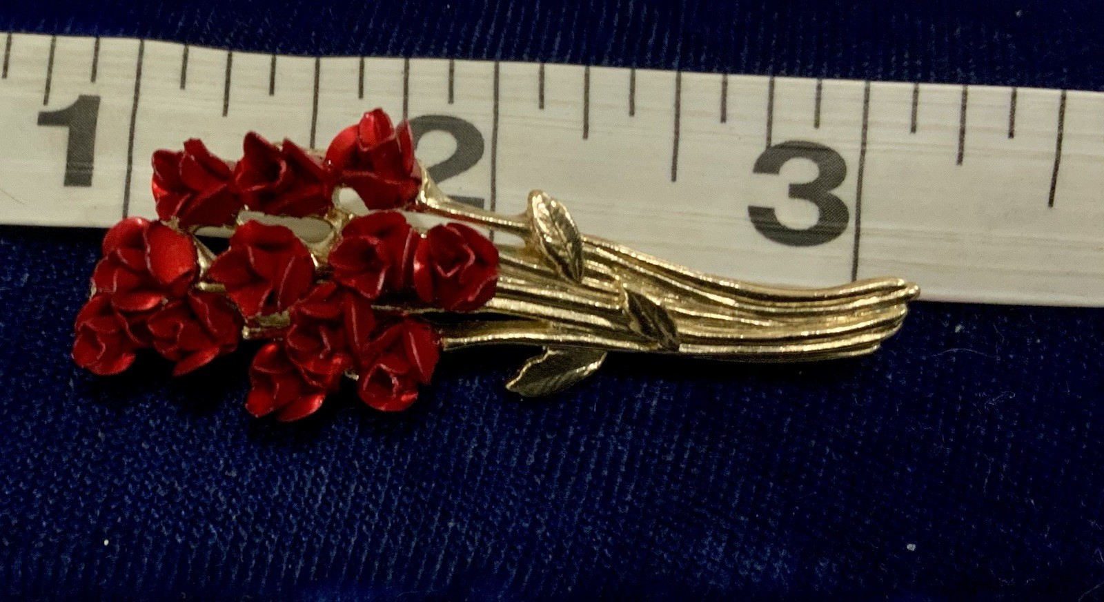 Vintage Red Roses Brooch Pin Romance Love Beauty Goldtone Signed DM 07