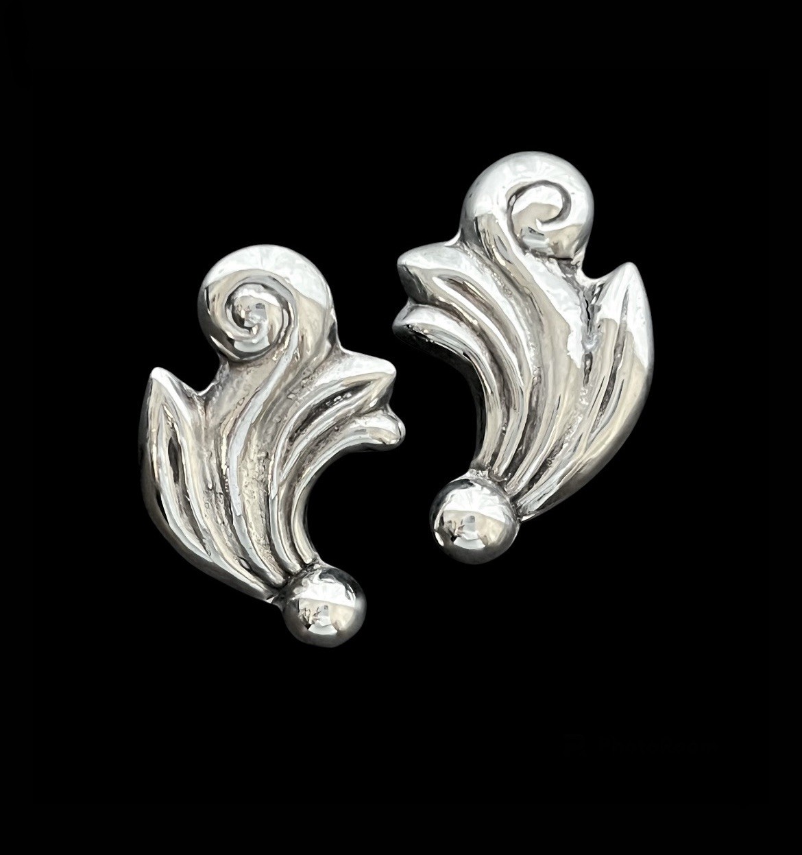 Los Castillo Taxco Mexico Signed Sterling Silver Artisan Screw Back Earrings