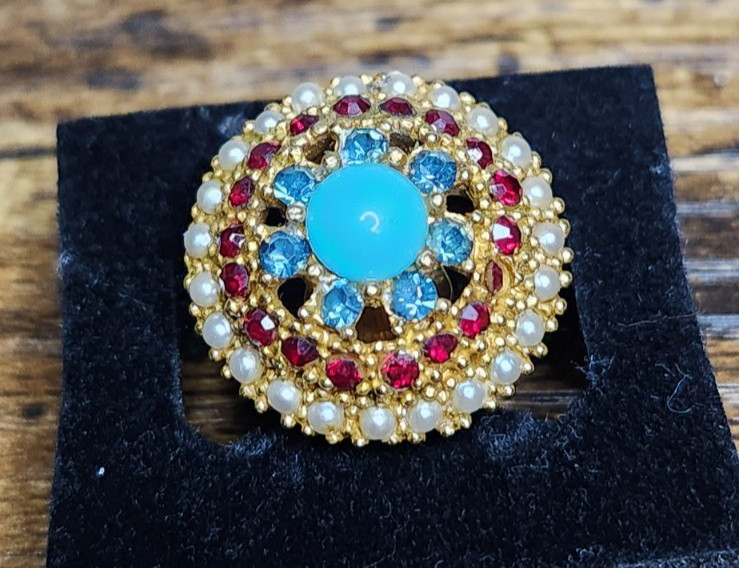 BEAUTIFUL VINTAGE (ART) SIGNED BROOCH AND CLIP-ON EARRINGS SET GOLD TONE