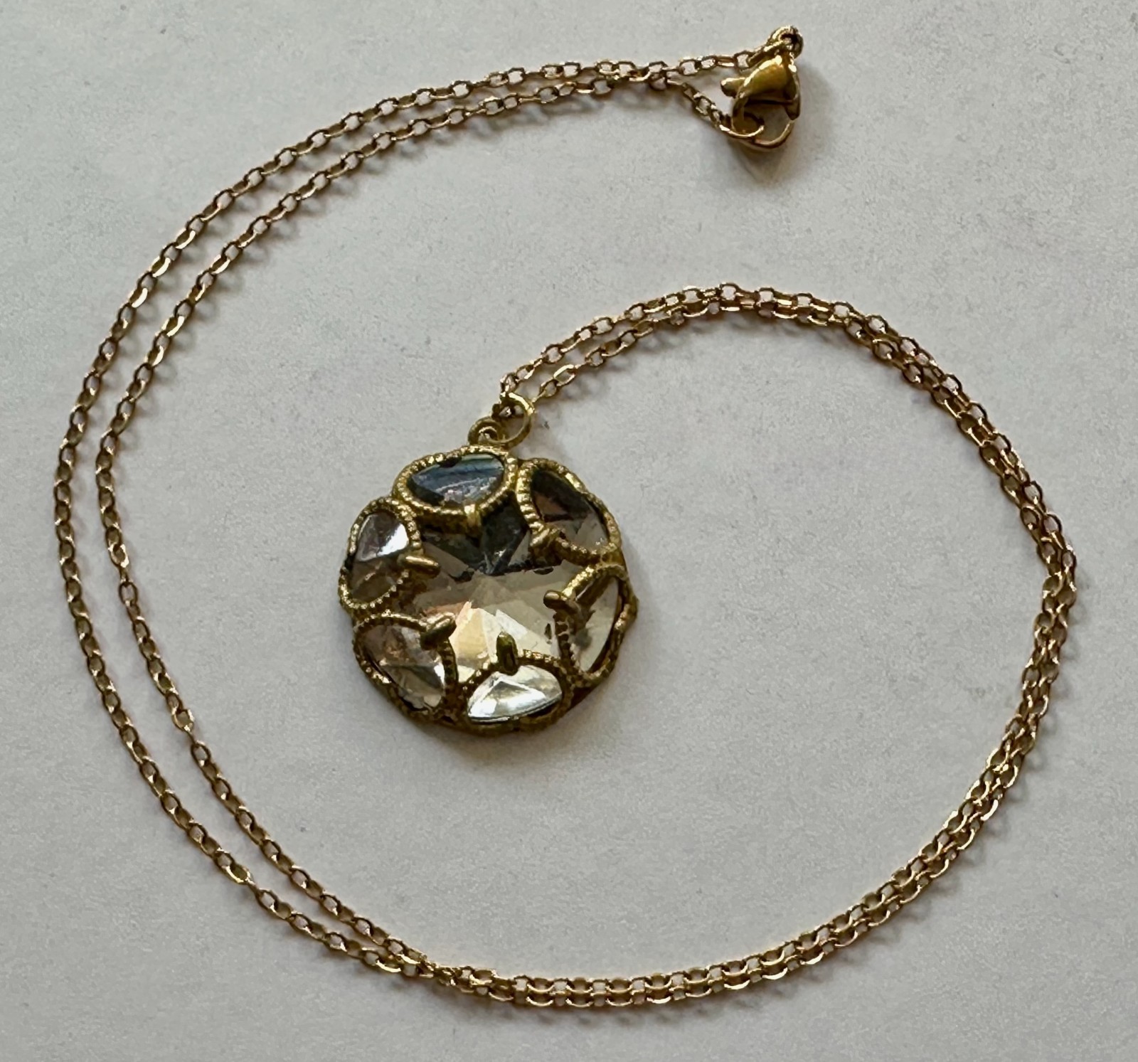 Vintage acrylic faceted plastic w brass heart design pendant 1″ Necklace 20″ GP