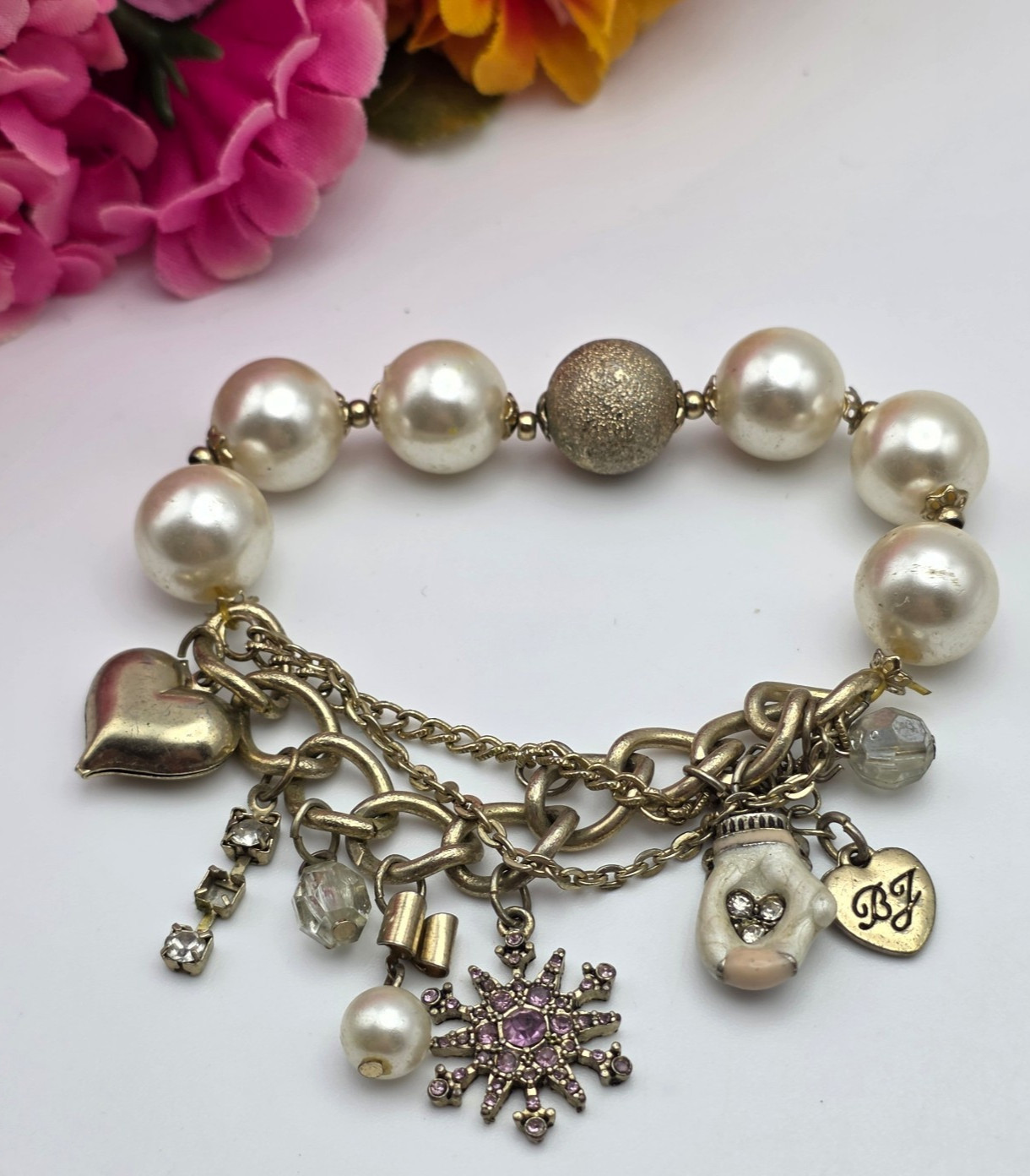 Vintage Betsey Johnson Faux Pearl Dangle Charm Stretch Bracelet 7 in Gold Tone