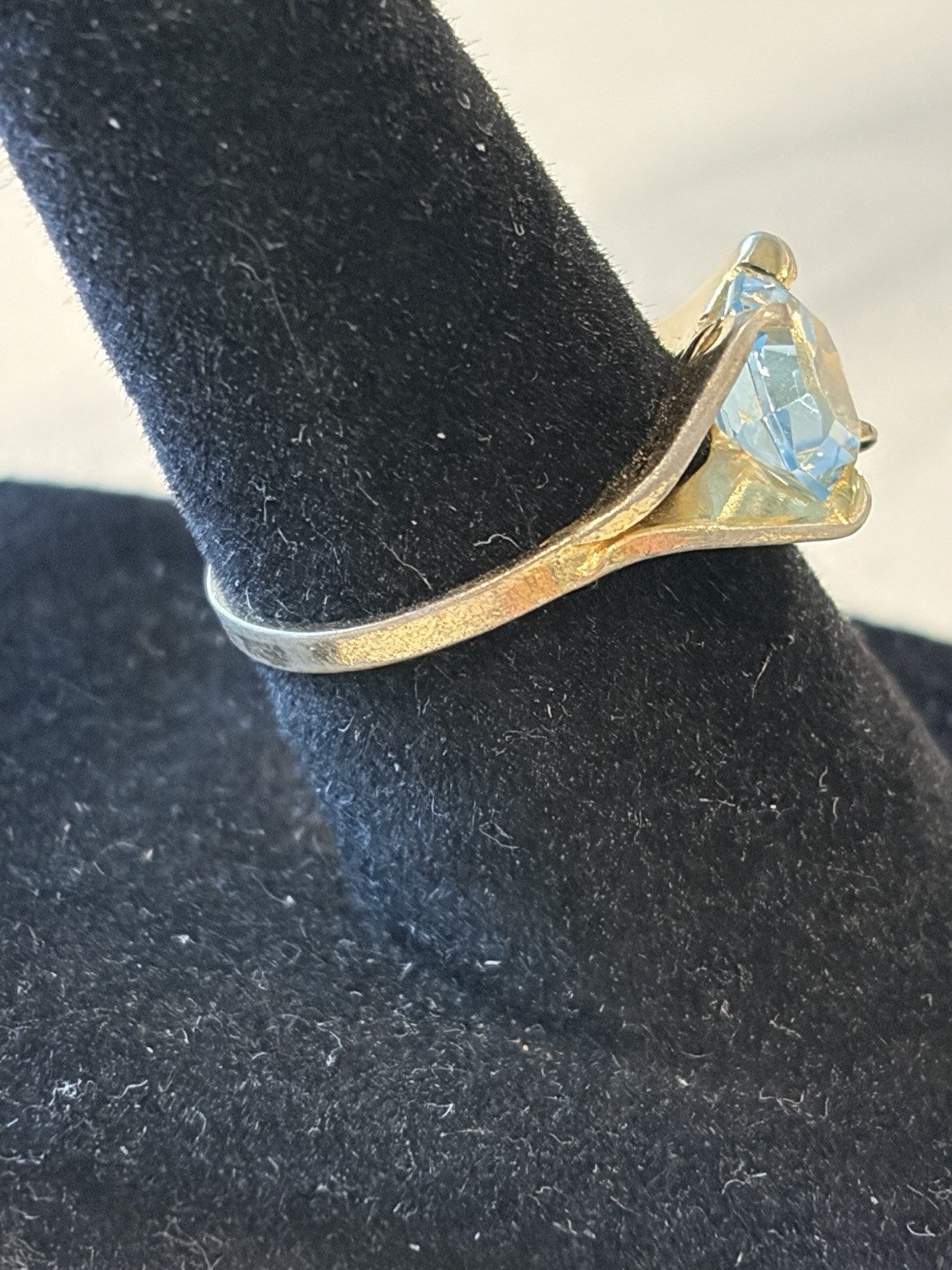Vintage KARATCLAD 18k HGE Gold Ring size 5.75 Very Pretty Light Blue Stone