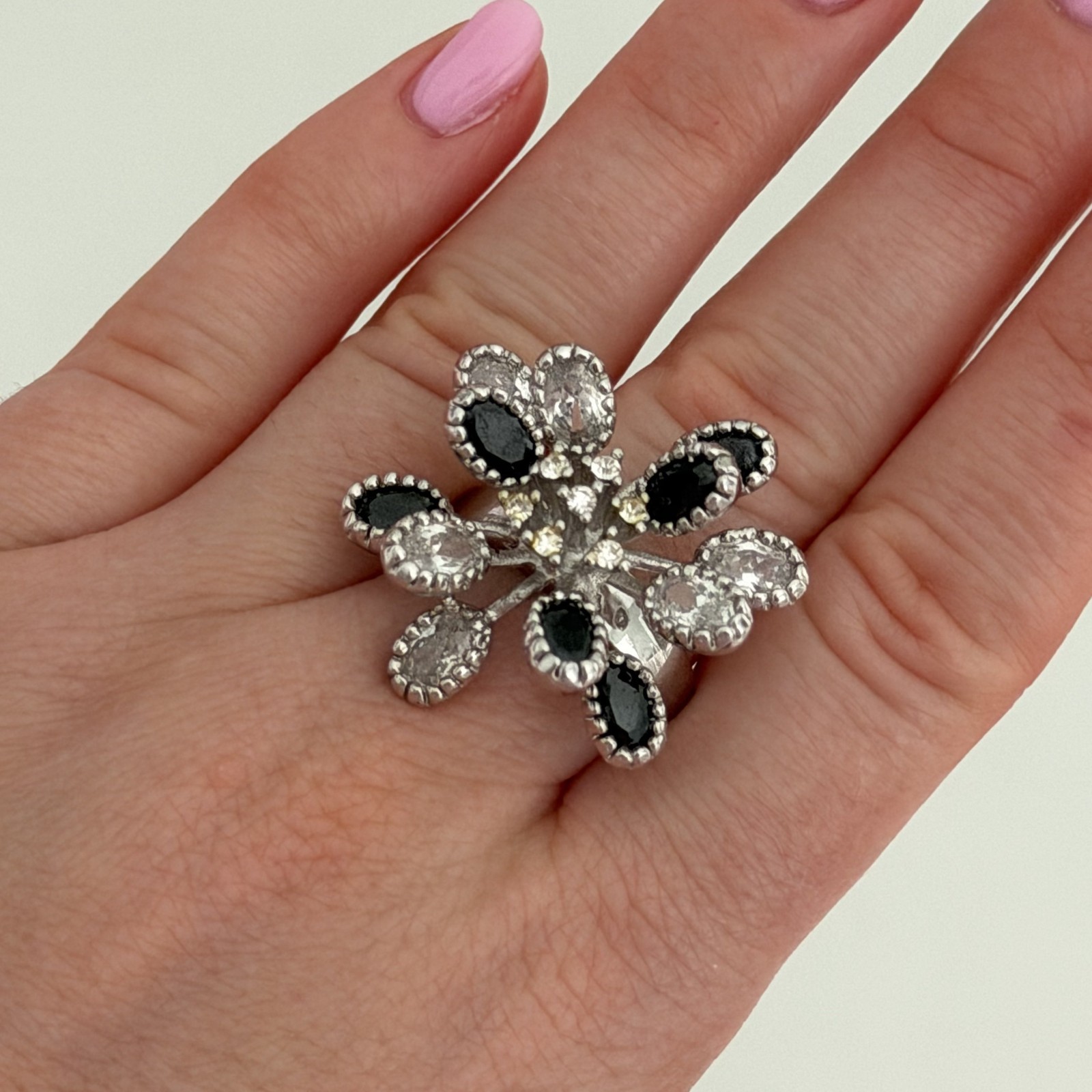 Vintage Glass Rhinestone White & Black Flower Sparkly Cluster Ring Size 6