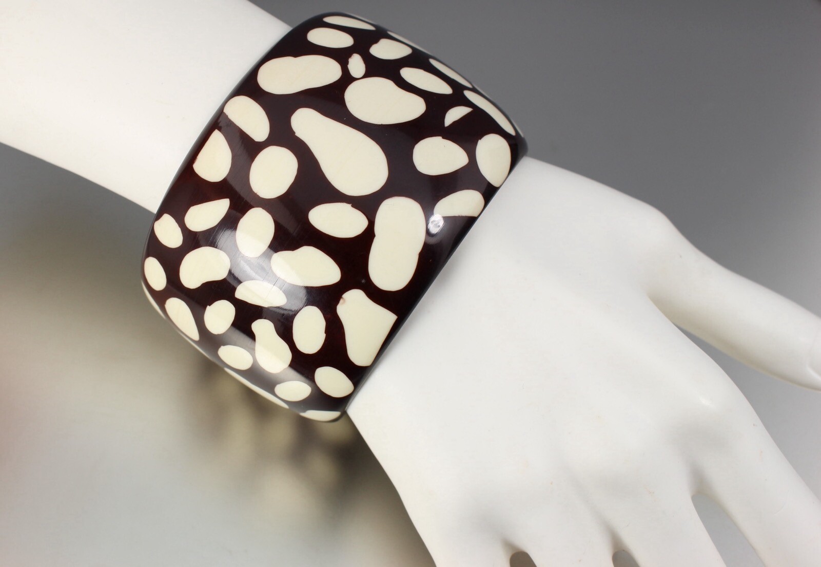 VINTAGE 70’S CHUNKY BROWN & WHITE PLASTIC LUCITE BANGLE BRACELET