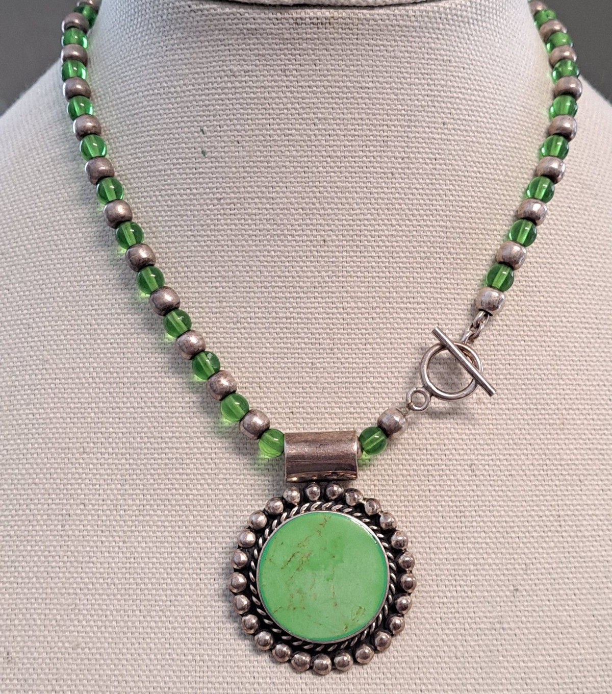 Vintage Mexico 925 Sterling Necklace Green Stone Pendant Glass Beads 16″ Toggle