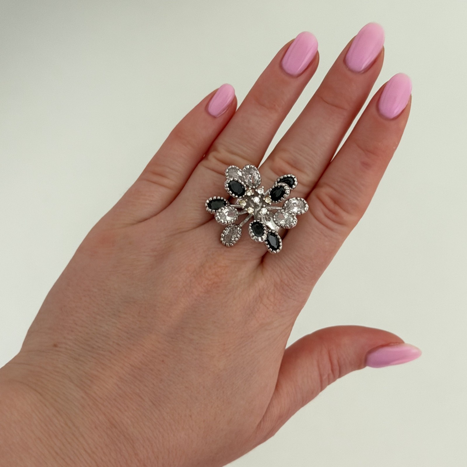 Vintage Glass Rhinestone White & Black Flower Sparkly Cluster Ring Size 6
