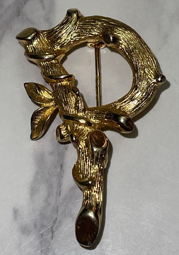 Vintage Gold Tone Signed Sarah Coventry Bamboo Letter P Brooch Pin YD-26