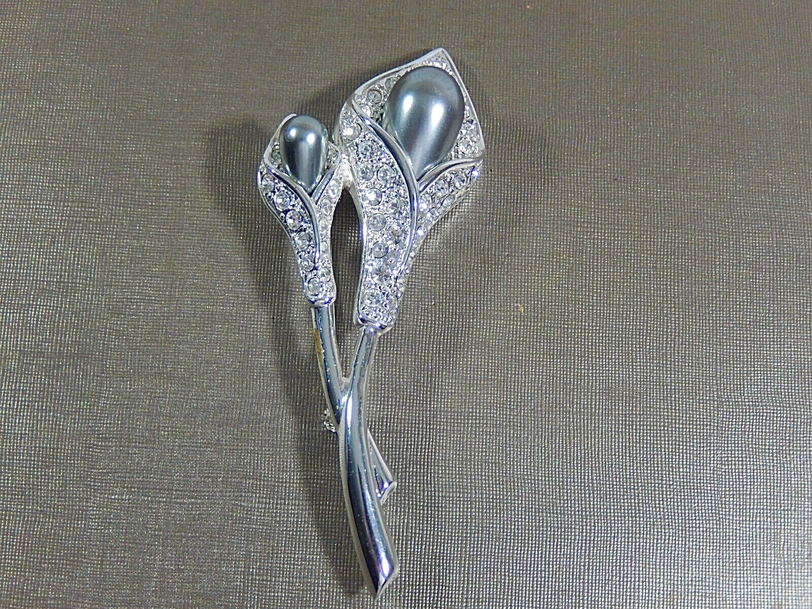DESIGNER SIGNED DOUBLE CALLA LILY GRAY GLASS PEARL AND CRYSTAL BROOCH MINT