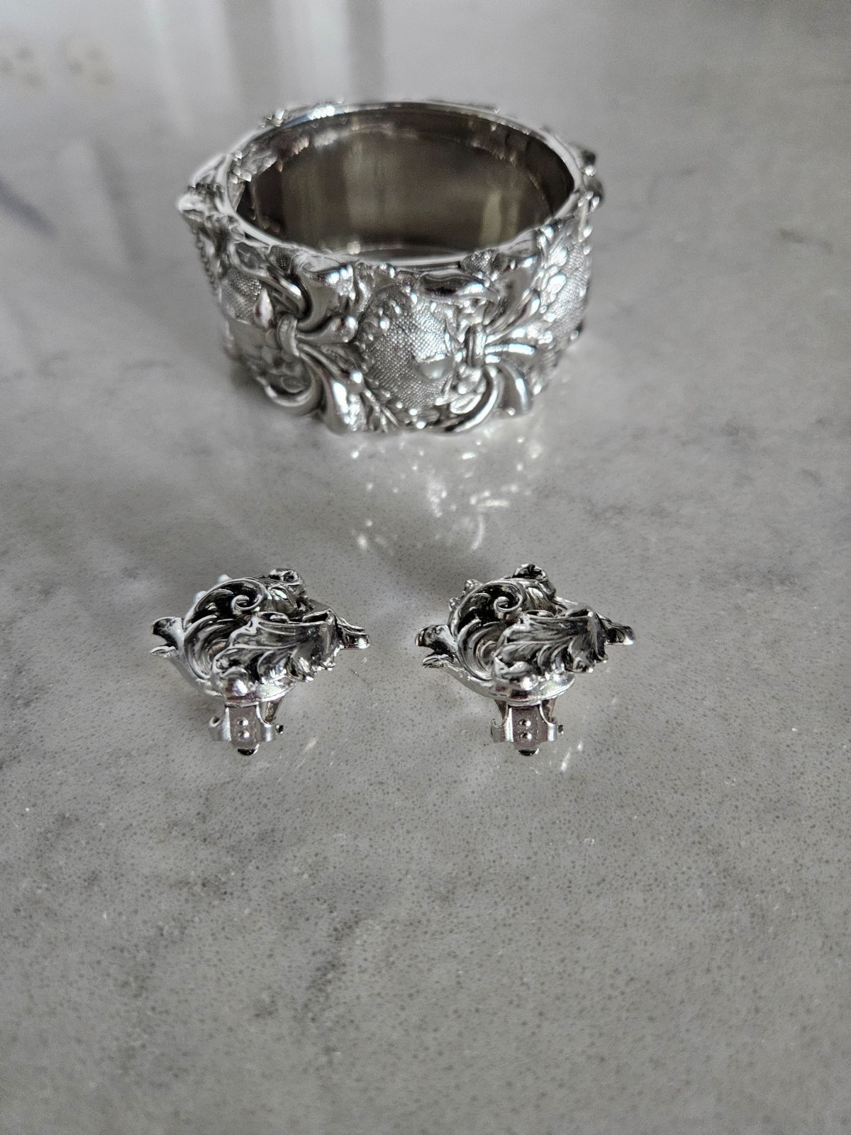 RARE AND VINTAGE WHITING & DAVIS SILVER SWIRLED HINGED CUFF BRACELET