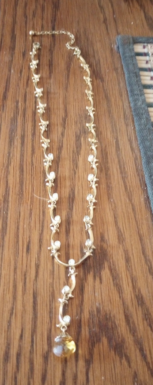 Pretty Vintage Gold Tone Yellow & Faux Diamond Rhinestone Rare Design Necklace