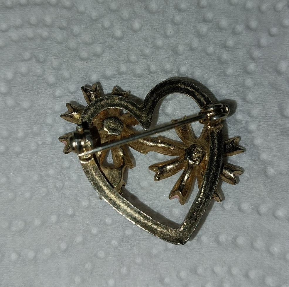 VINTAGE HEART SHAPED BROOCH WITH PINK ENAMEL FLOWERS AND PINK RHINESTONES