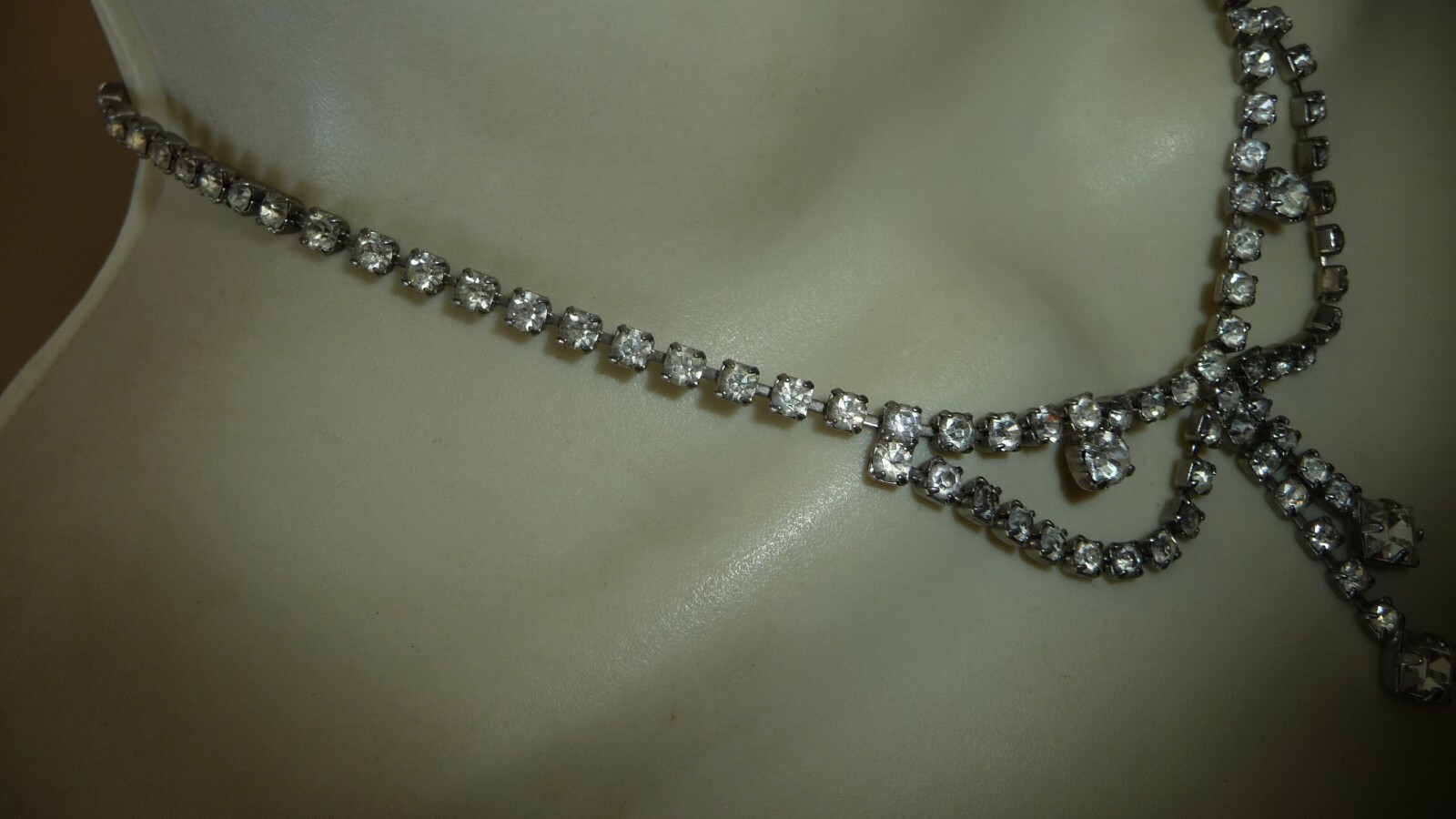 #1/2X vtg costume NECKLACE SILVER TONE w RHINESTONES 7″ L