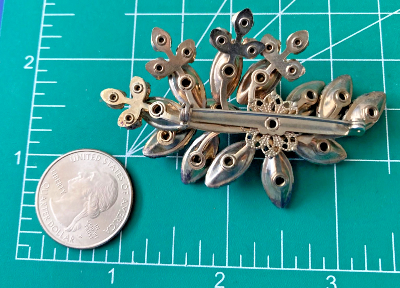 VTG PURPLE RHINESTONE GOLD METAL PIN BROOCH UNSIGN PRONG VINTAGE 3 TONE ANTIQUE