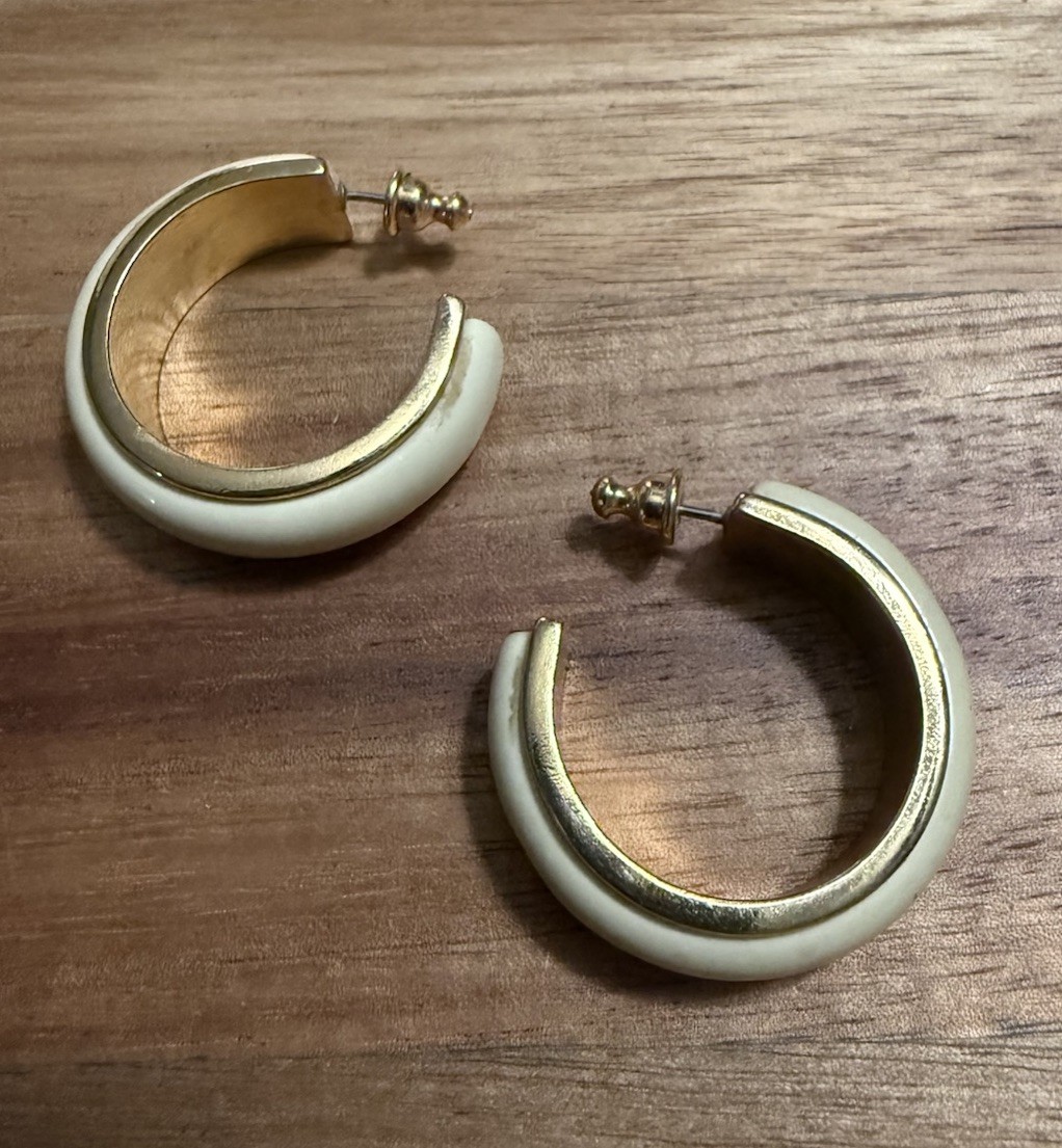 Vintage RARE Avon 1” Hoop Earrings Cream Ivory And Gold Tone Iconic 90’s