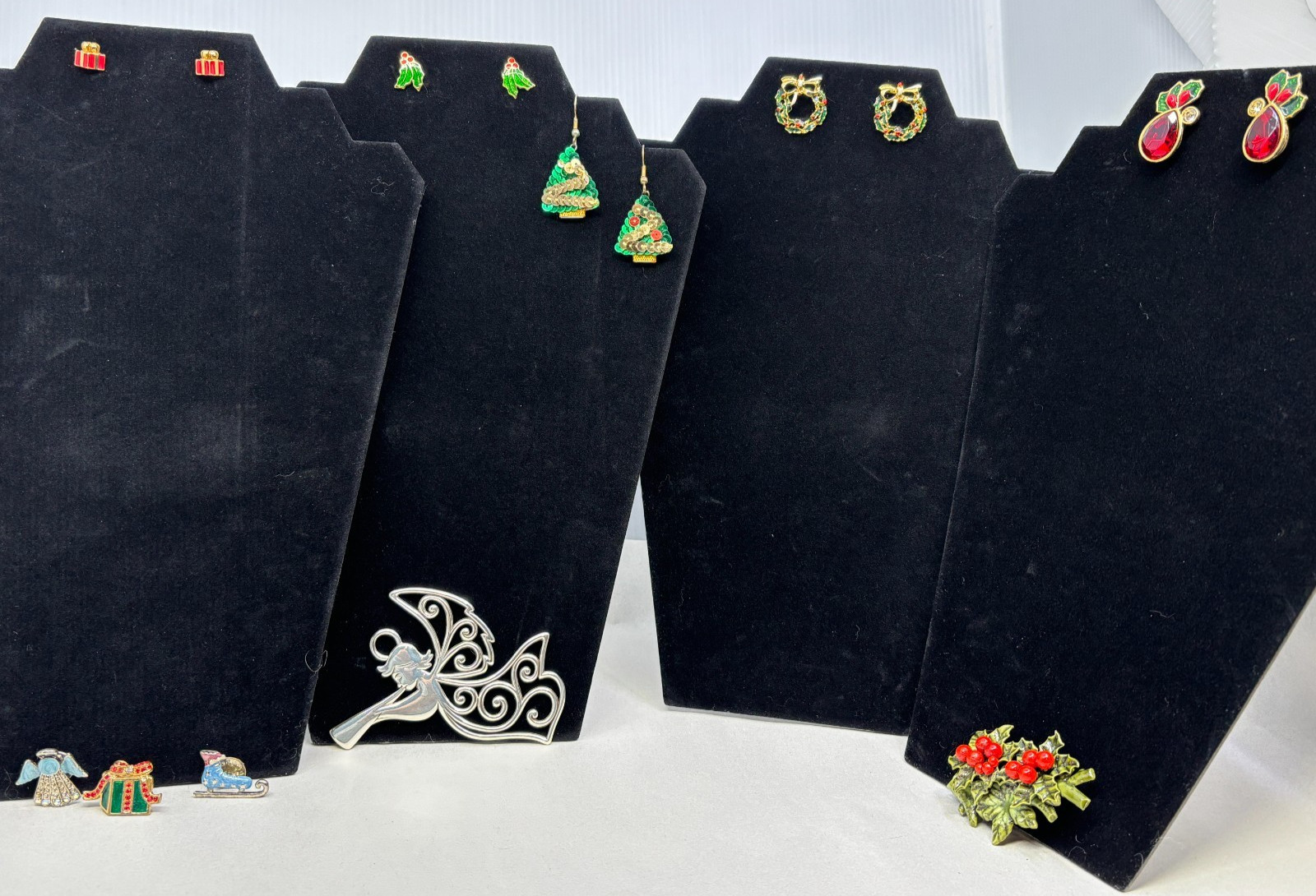 Lot Of 10 Christmas Jewelry Items Avon Earrings Unbranded Pendant Brooch Pins