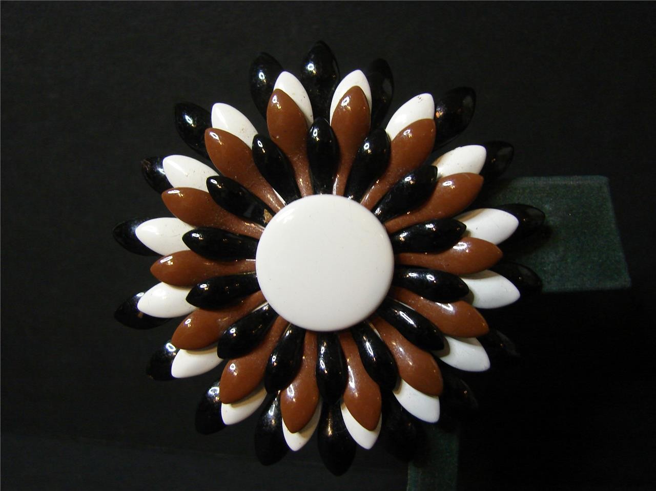 Vintage Retro Mod 60’s Layered Black White & Brown Enamel Metal Daisy Flower Pin