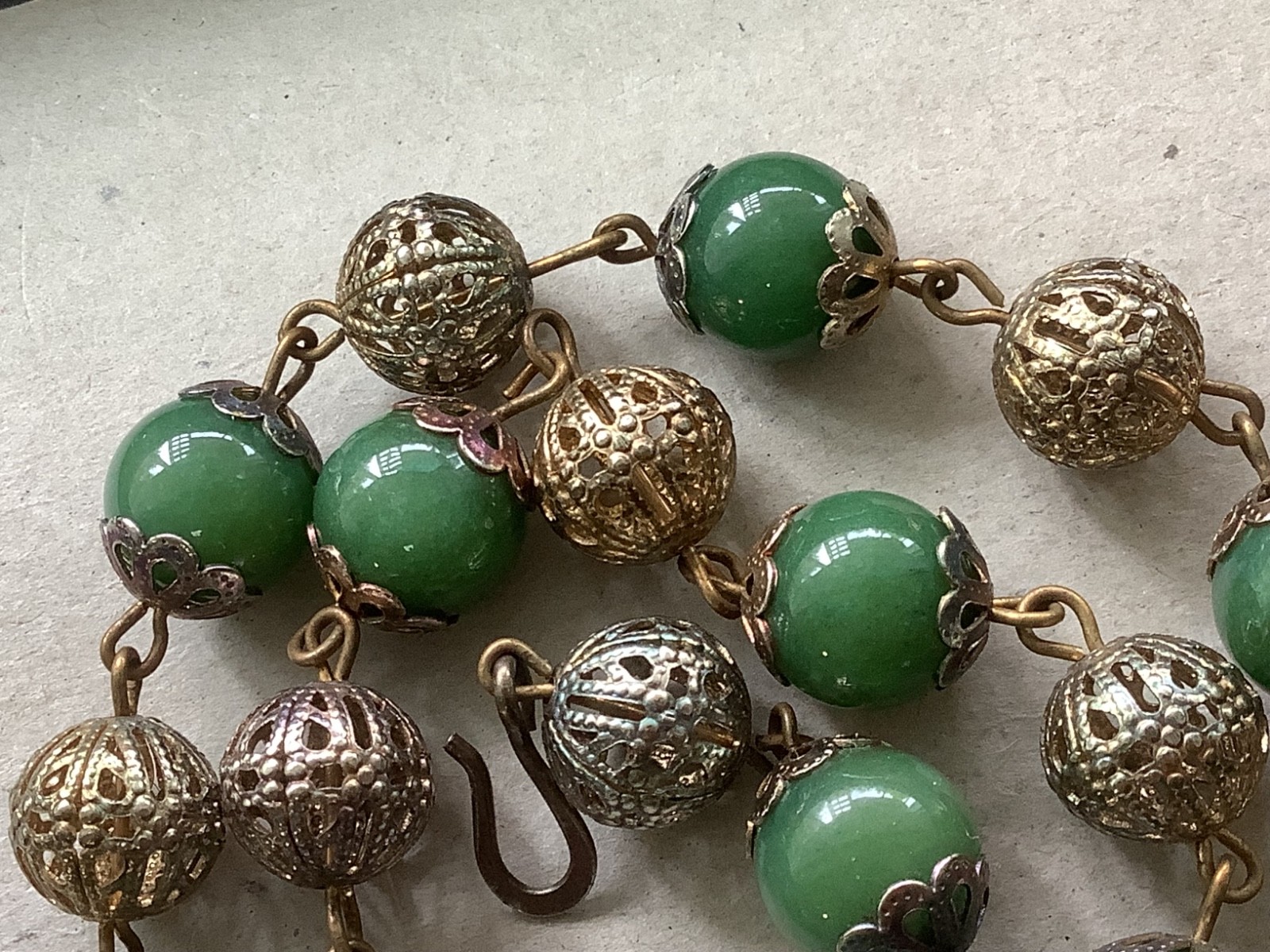 Vintage Art Deco vivid green Jade station beaded necklace 18″
