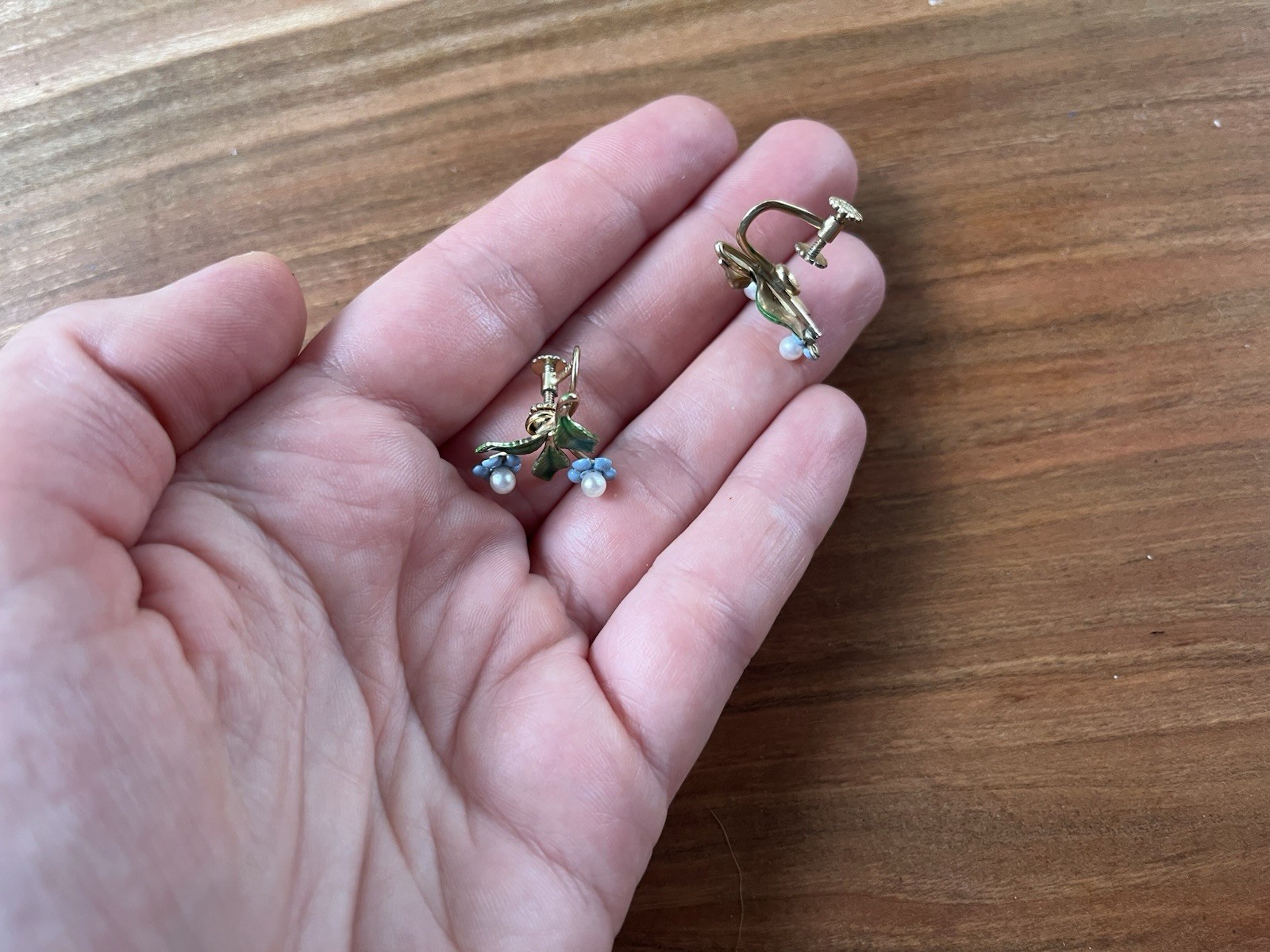 KREMENTZ Forget Me Knot Pearl Enamel Screw Back Earrings Vintage