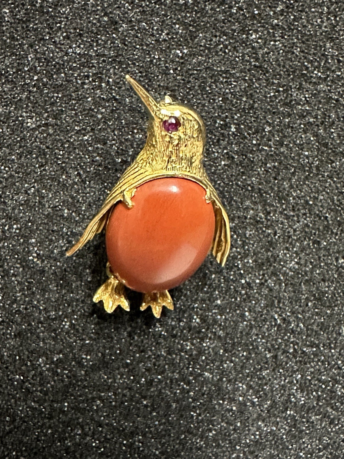 Vintage MERRIN 18K Yellow Gold Ruby Eye Penguin Brooch Pin Signed Orange Jasper