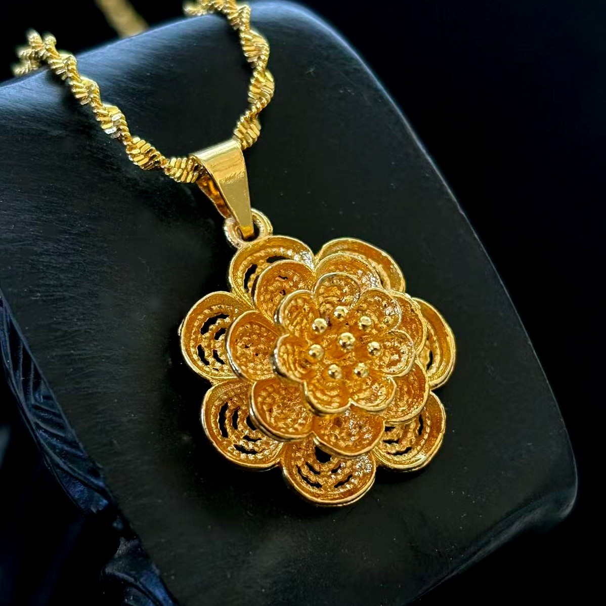 VTG Flower Hollowed-out Gold-plated (NOT SURE) Pendant Necklace, marked ‘999’