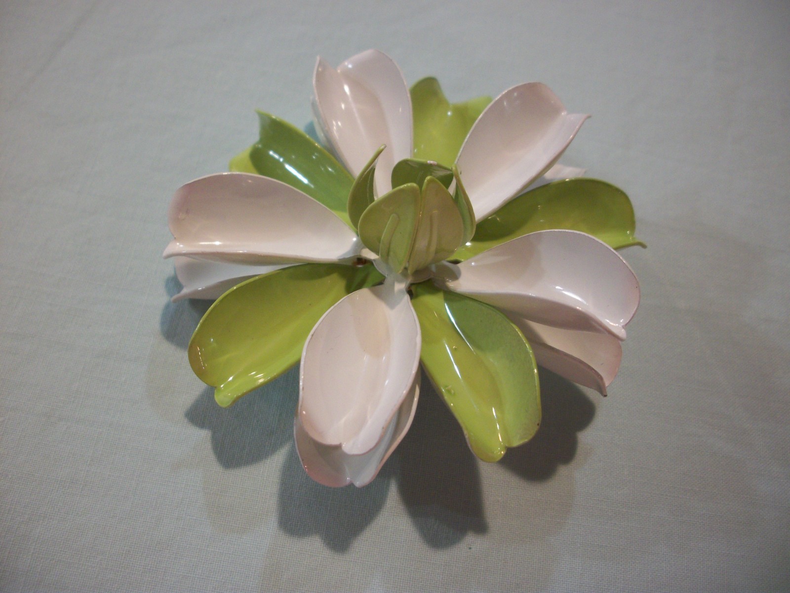 ViNTaGE MeTaL ENaMeL CuRLY PaLe LiMe GReeN/WHiTe/ LaRgE 2.25″ FLoWeR PiN (READ)