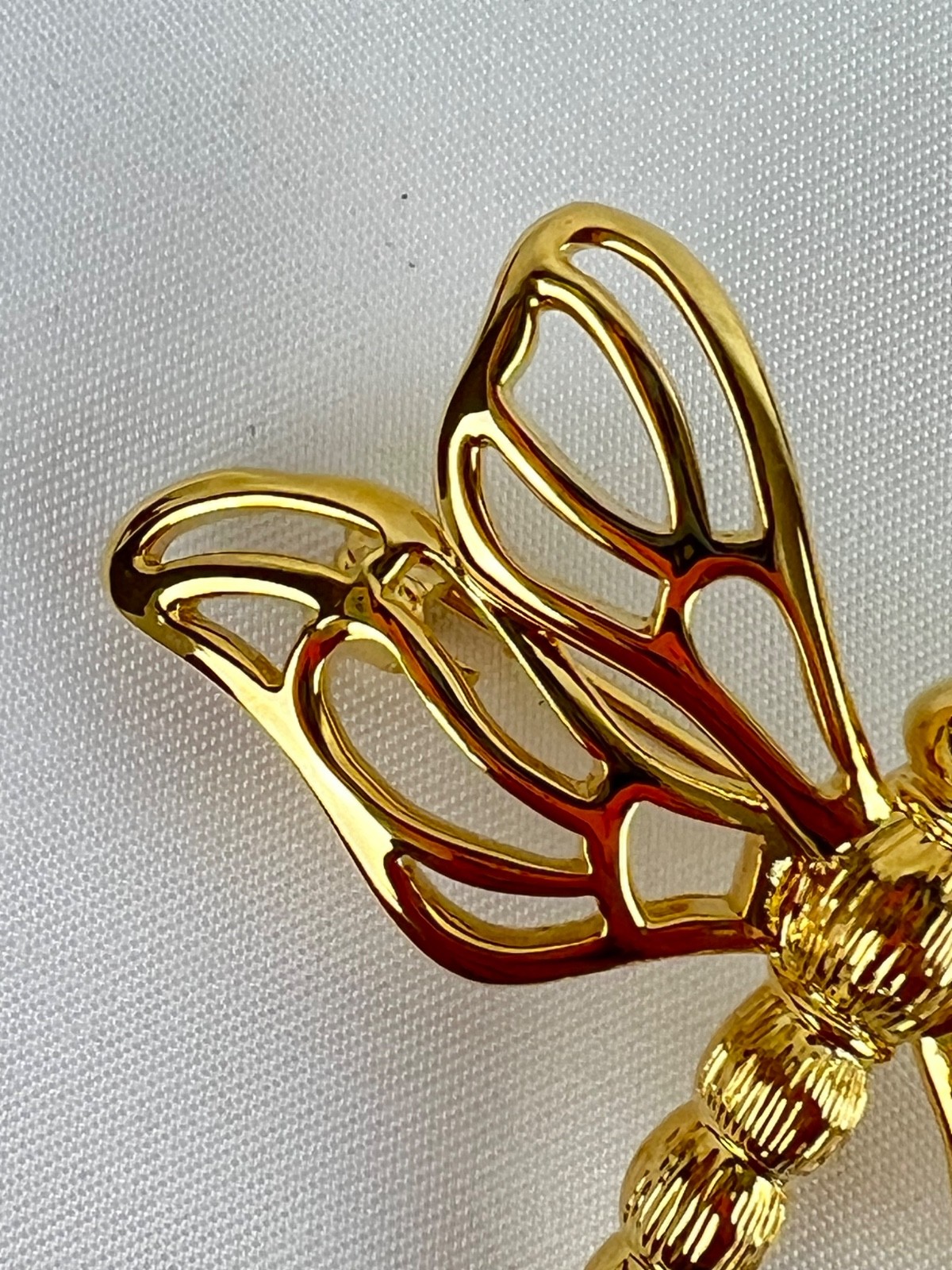 Lovely Vintage Fashion Gold Tone Wings Dragonfly Brooch Pin 1 3/4″ x 2″ Size