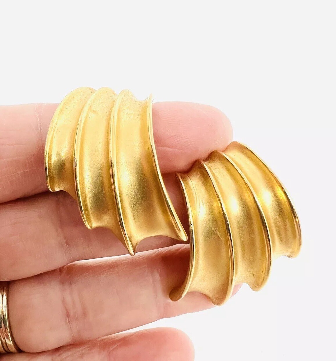 Large Matte Gold Tone 80’s Drop Dangle Earrings Clip Backs Vintage Jewelry