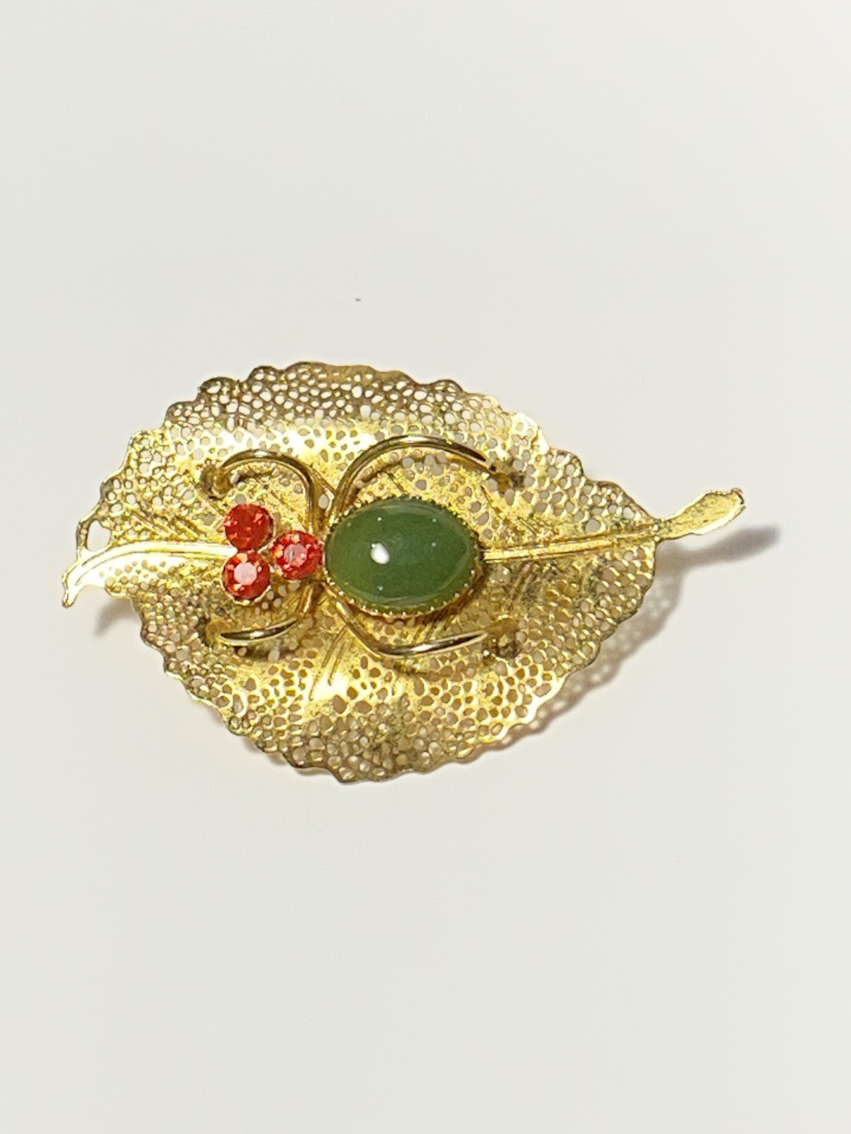 Vintage Gold Tone Green Red Glass Spider On Lace Filigree Leaf Brooch 2in