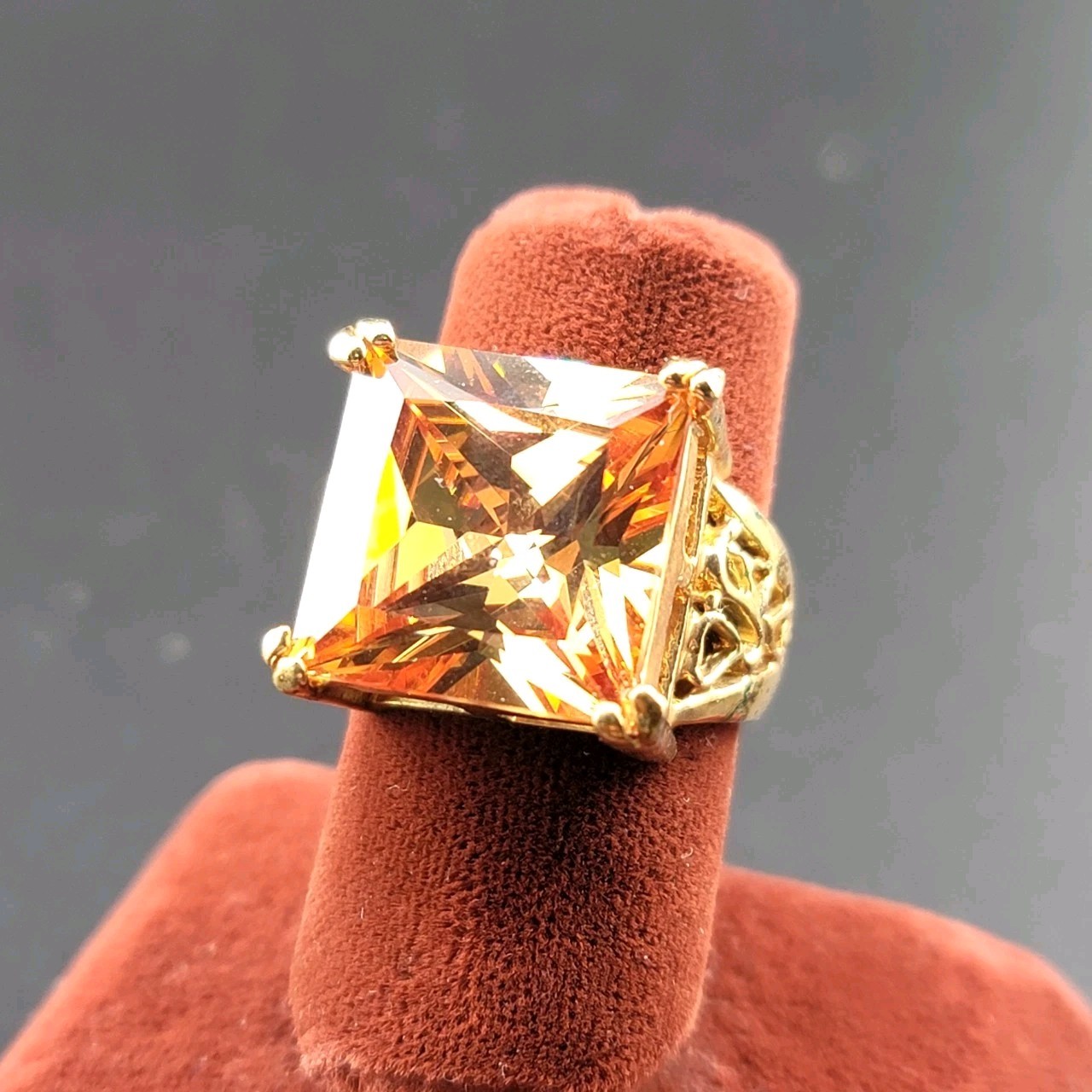 Vtg Sz 6 Ring Lg Citrine Cubic Zirconia 18KGE Fashion Jewelry Caged Lattice