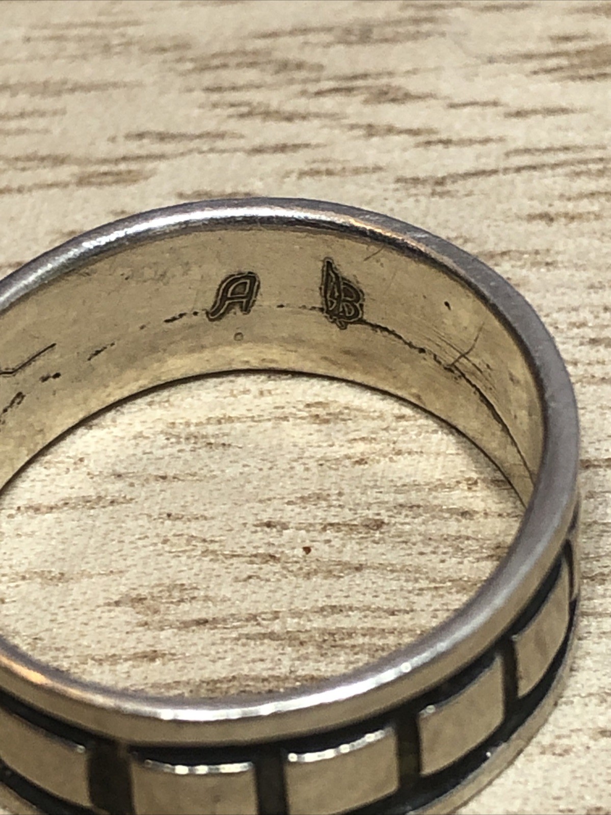 b.45. Signed Sterling Silver Vintage Patterned 8.4mm Band Ring Size 8.5s, 4.8g