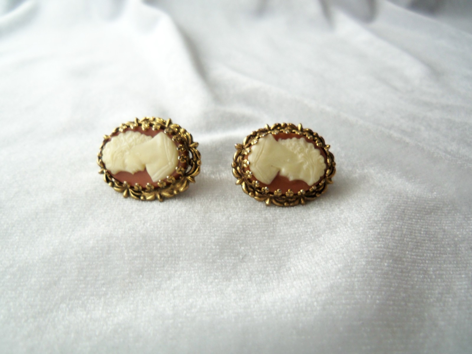 Vintage White On Brown Celluloid Cameo Gold Tone Filigree Clip On Earrings
