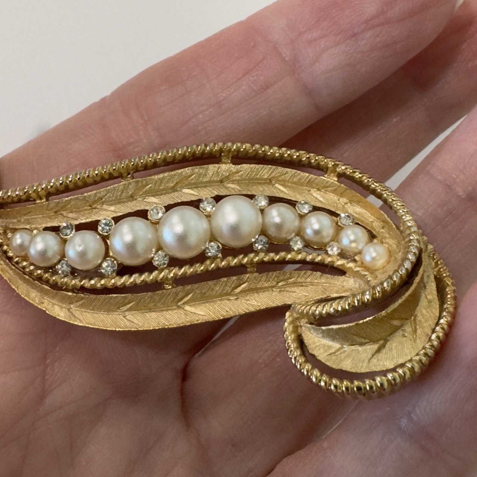 Vintage Crown Trifari Swirl Ribbon with Pearl & Rhinestone Brooch Gold Signed