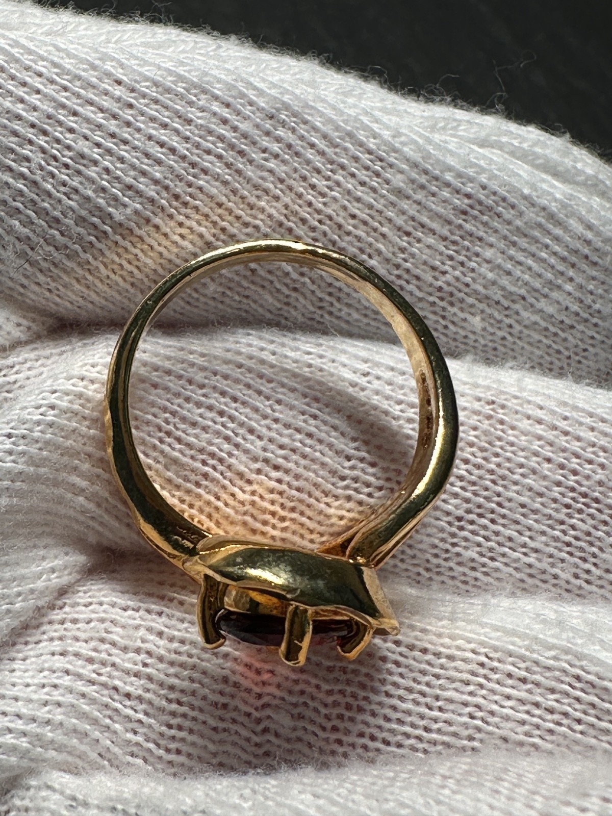 GOLD TONE & OVAL RED ACCENT SCROLL RING SIZE 7.5 H620