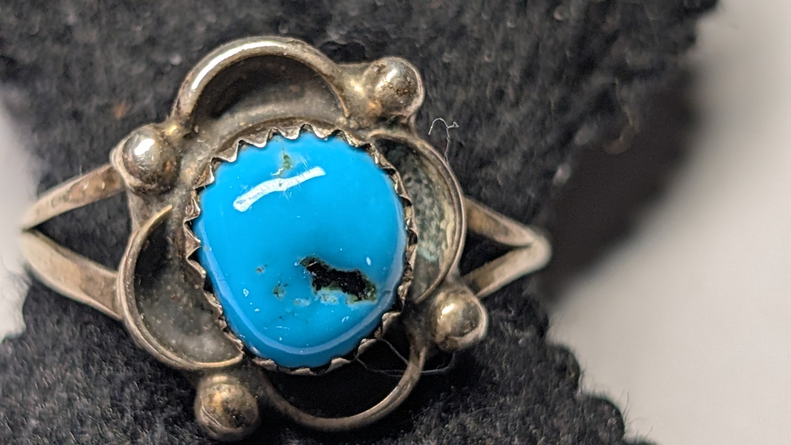 VINTAGE STERLING SILVER SOUTHWESTERN TURQUOISE RING ABOUT SIZE 8 1/2