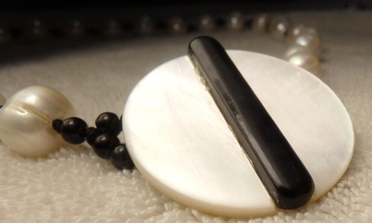 VTG ARTIST LARGE MOTHER OF PEARL FRESHWATER HAND KNOT BLACK ONYX NECKLACE 18.5″