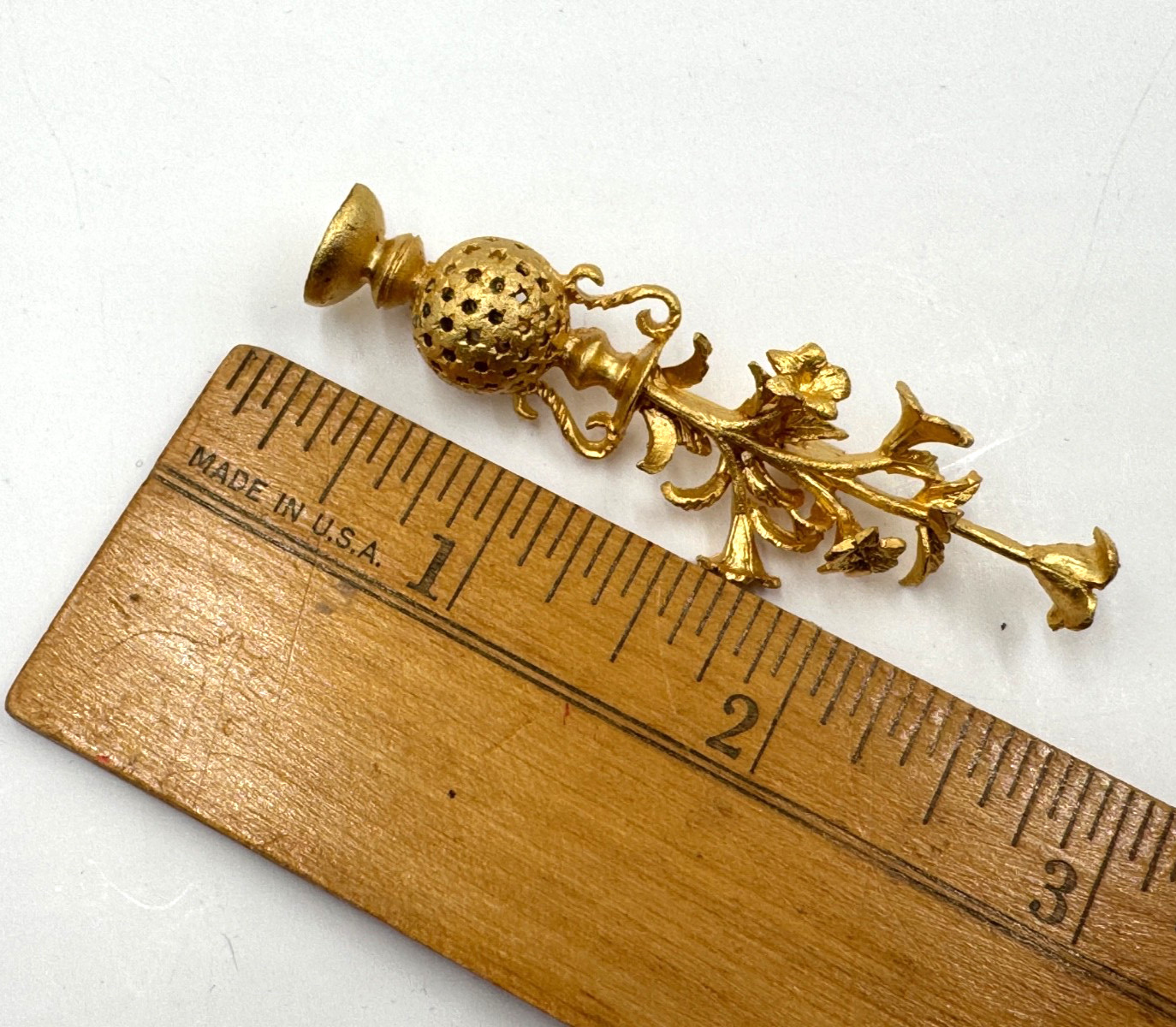 ELEGANT EARLY VINTAGE BROOCH GOLD TN VICTORIAN LILY BOUQUET LOVE BEAUTY DEVOTION