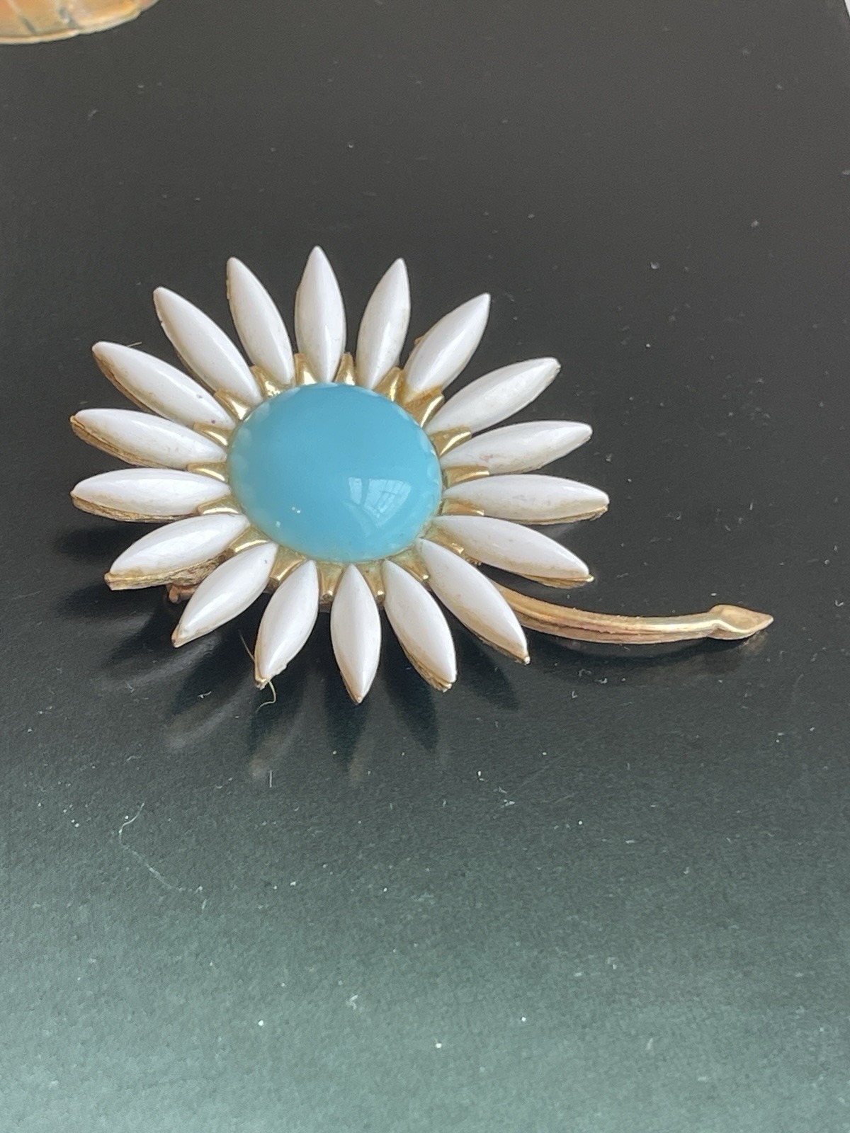 Trifari. Daisy Flower. Brooch
