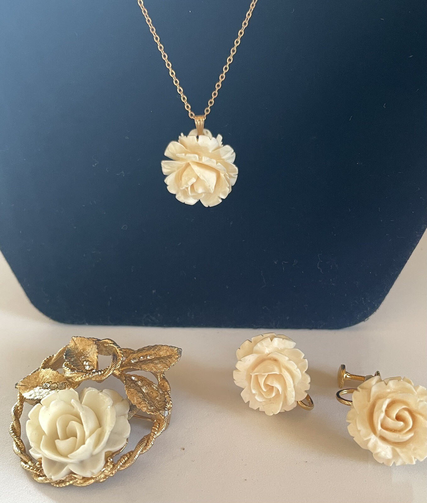 Vtg. 3 Pc BSK Carved Roses SET — 12K G.F. 16″ Chain Necklace, Earrings, Brooch