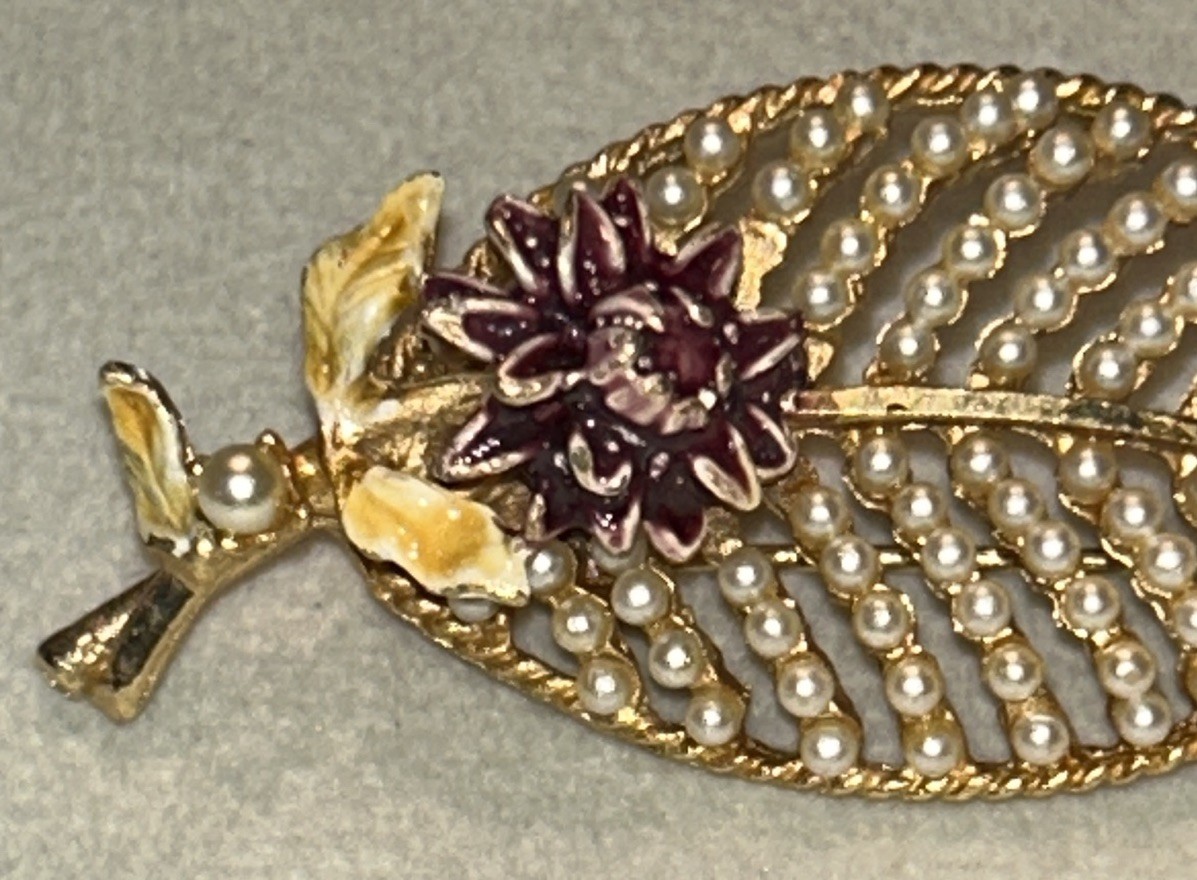 Vintage BSK Faux Seed Pearl Purple Enamel Flower Leaf Brooch Gold Tone 1950’s