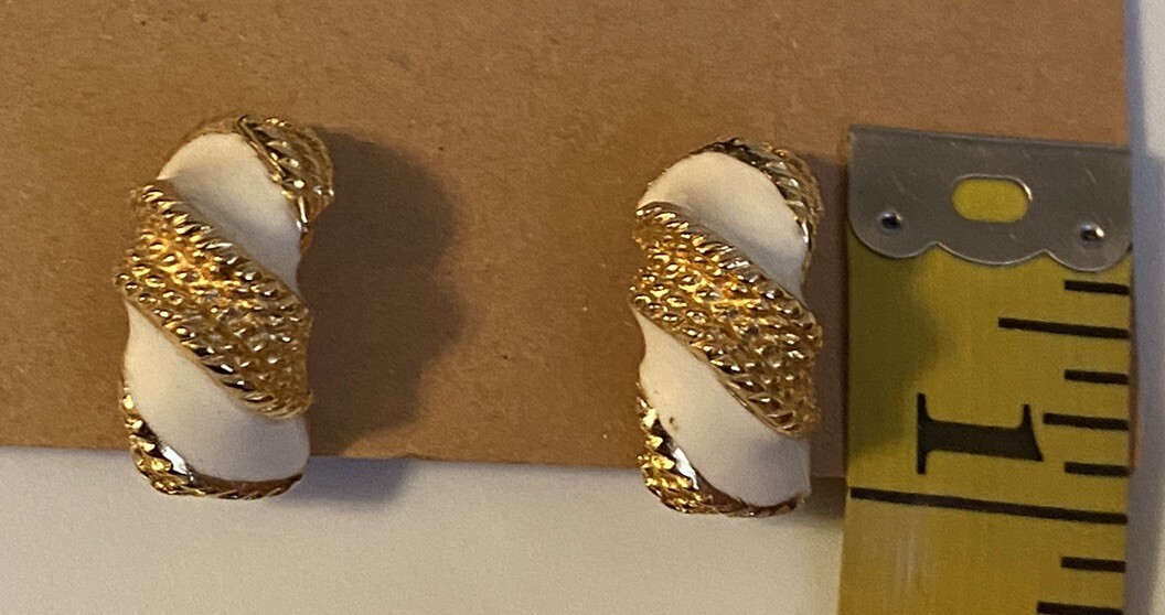 Vtg GAY BOYER Signed White Enamel Gold Tone Rope Design Retro Chic NY Earrings