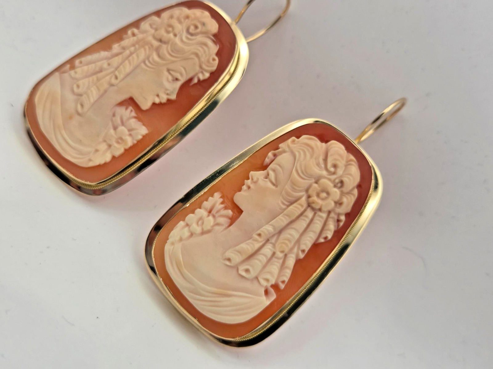 Vintage 14K Gold Italian Shell Cameo Earrings Lady Portrait Estate