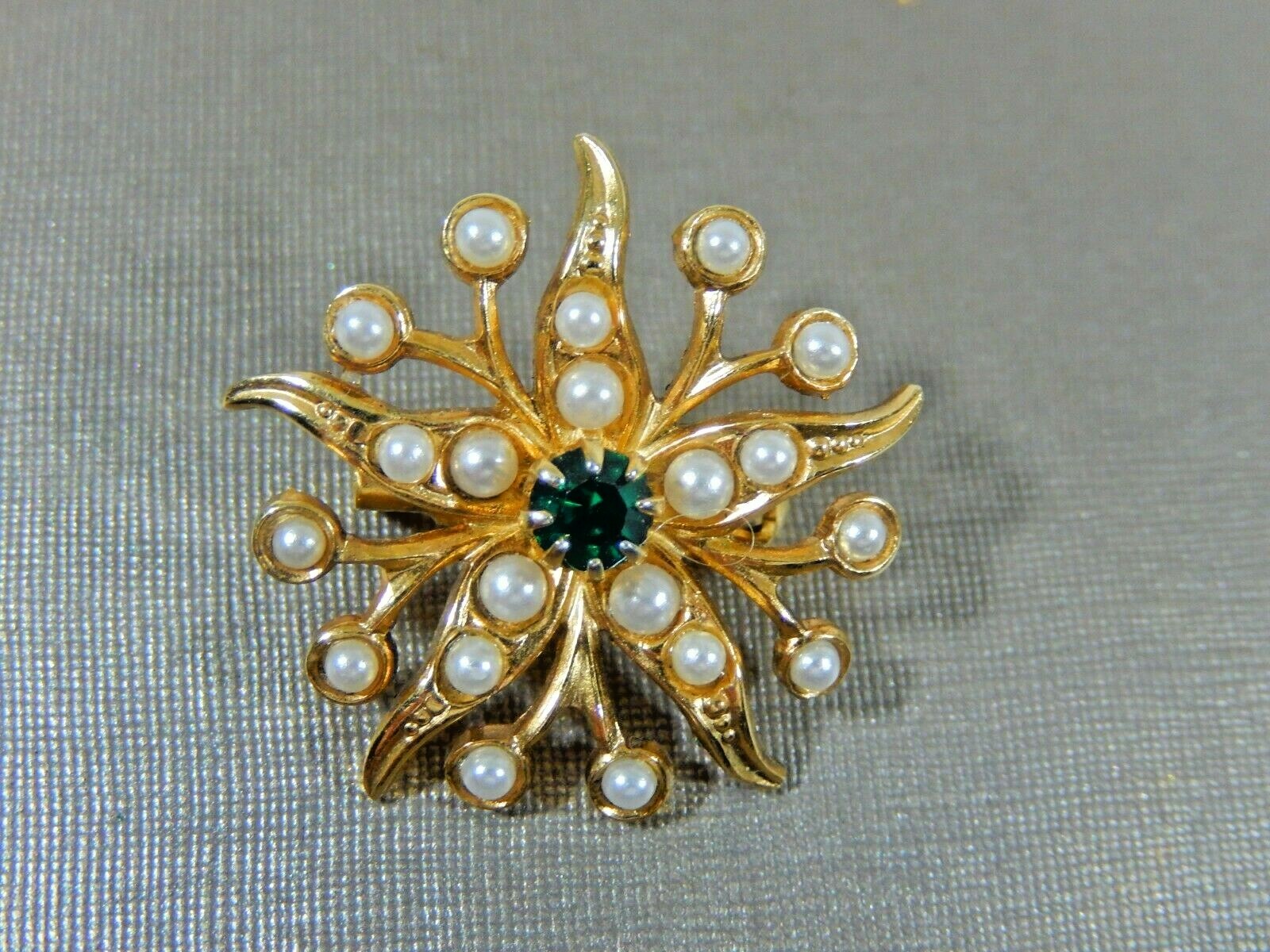 VICTORIAN REVIVAL VIVID GREEN RHINESTONESAND FAUX SEED PEARL LACE BROOCH PIN