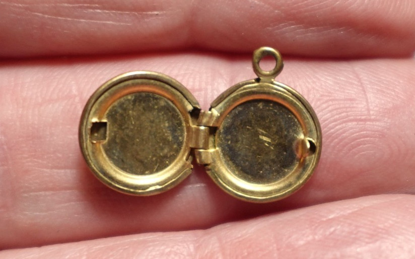 GOLD FILLED ANTIQUE ROUND MINI LOCKET 8 MM .9 GRAMS J-711