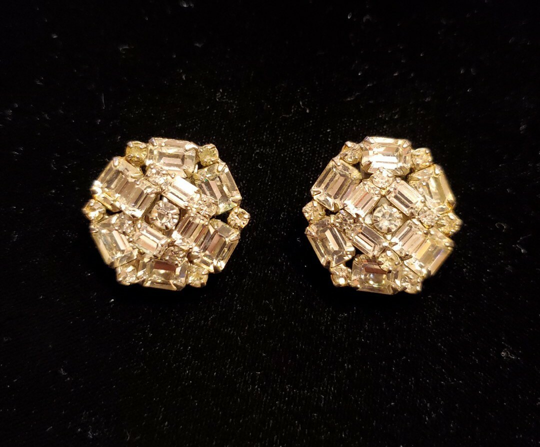Vintage Clear Emerald and Round Cut Rhinestones Prong-Set Round Clip Earrings