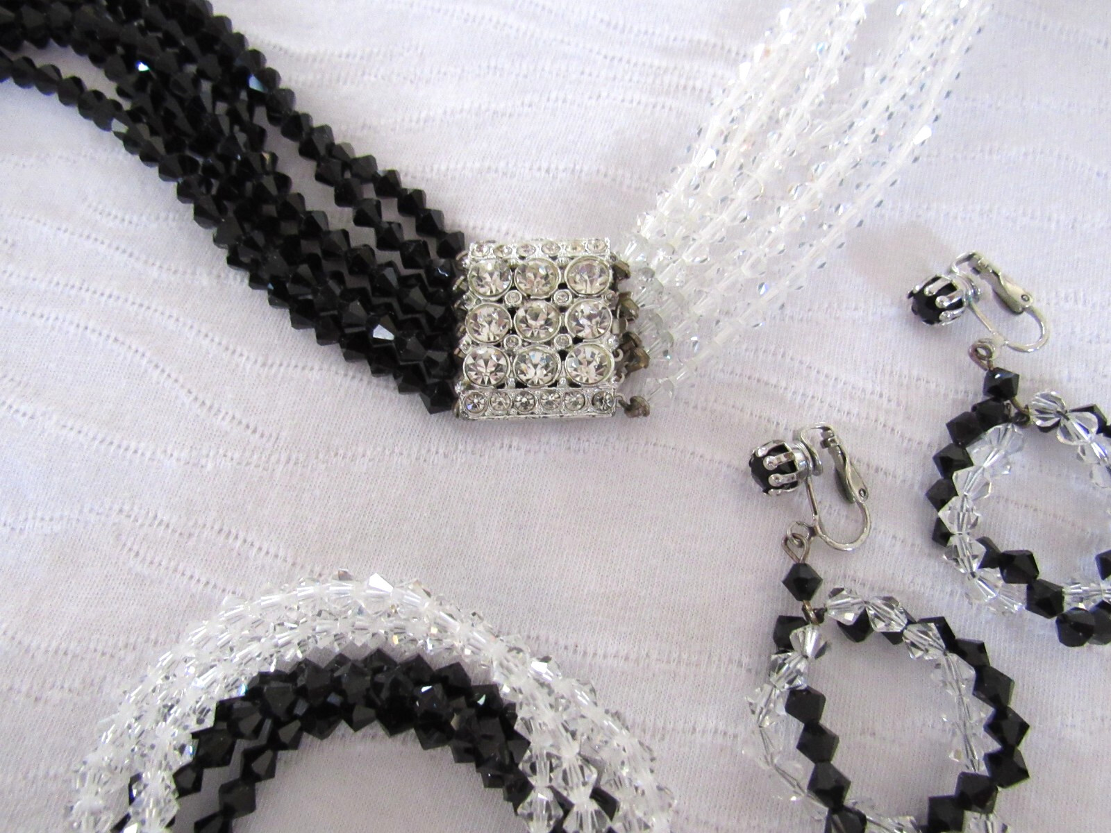 VTG Glass Bead 7-Strand 33″ Necklace Bracelet Earrings Black & Clear Parure Set
