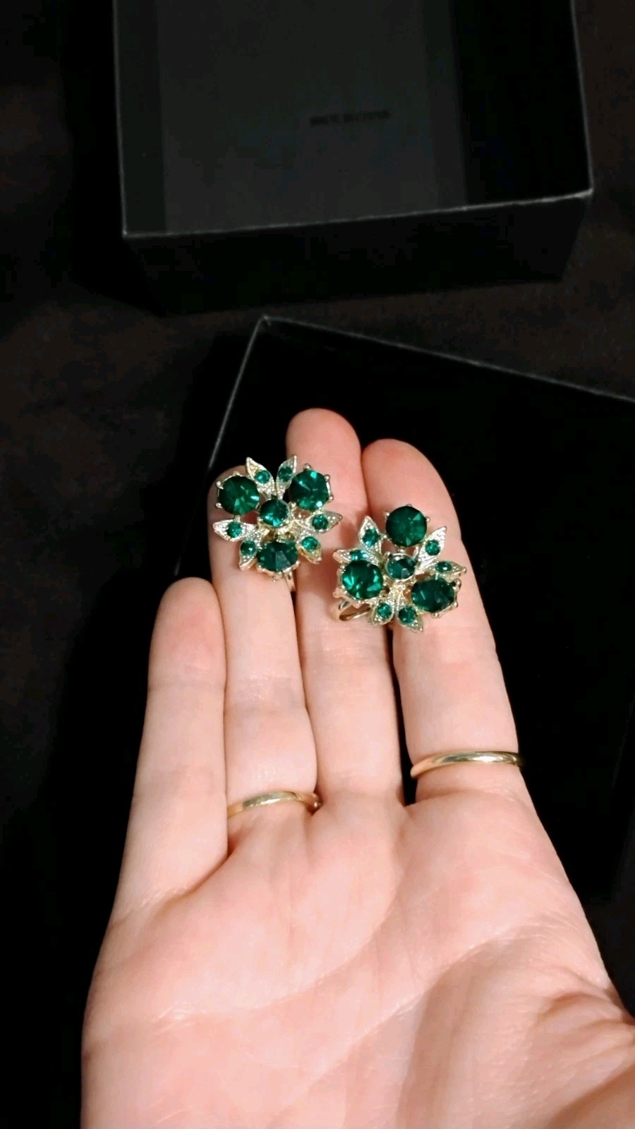 Vintage Gorgeous Vivid Emerald Green Rhinestone Silver Tone Screw Back Earrings